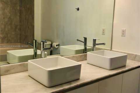 Condo in Miami, Florida, 1 bedroom  № 1924211 - photo 7