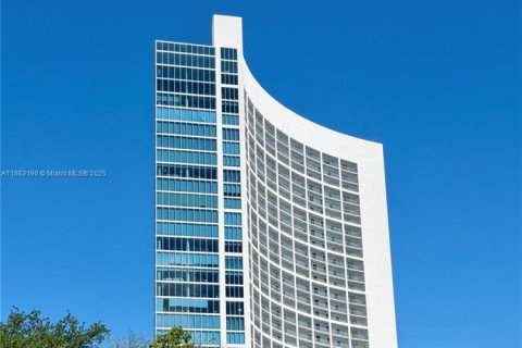 Condo in Miami, Florida, 1 bedroom  № 1924211 - photo 12