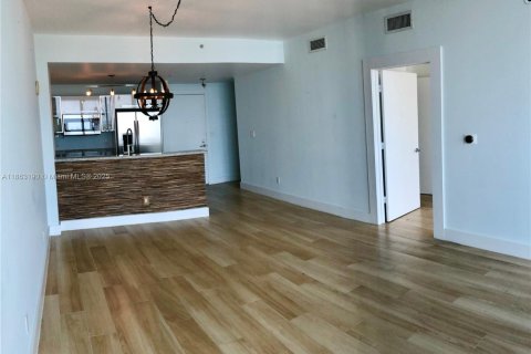 Condo in Miami, Florida, 1 bedroom  № 1924211 - photo 4