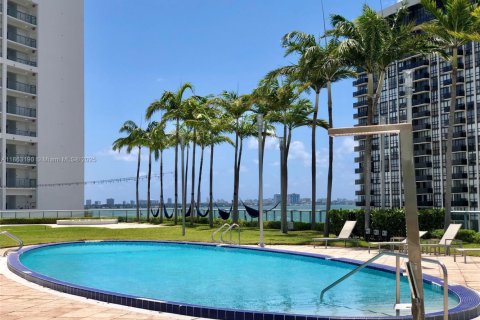 Condo in Miami, Florida, 1 bedroom  № 1924211 - photo 10