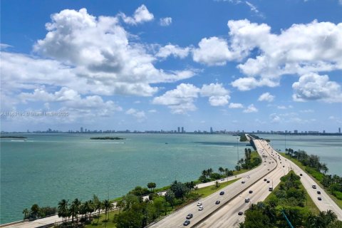 Condo in Miami, Florida, 1 bedroom  № 1924211 - photo 1