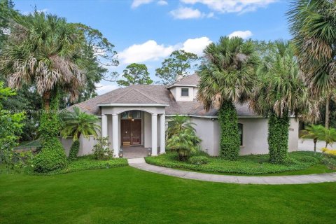 House in Cocoa, Florida 5 bedrooms, 346.25 sq.m. № 1704732 - photo 1