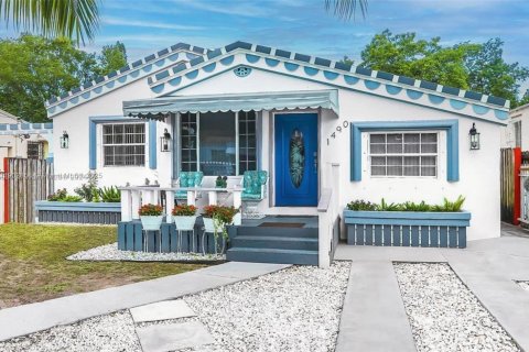 Снять в аренду виллу или дом в Майами, Флорида 1 спальня, 137.31м2, № 1955499 - фото 1