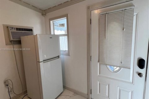 Снять в аренду виллу или дом в Майами, Флорида 1 спальня, 137.31м2, № 1955499 - фото 2