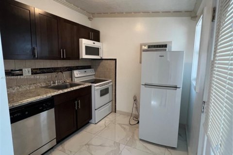 Снять в аренду виллу или дом в Майами, Флорида 1 спальня, 137.31м2, № 1955499 - фото 3