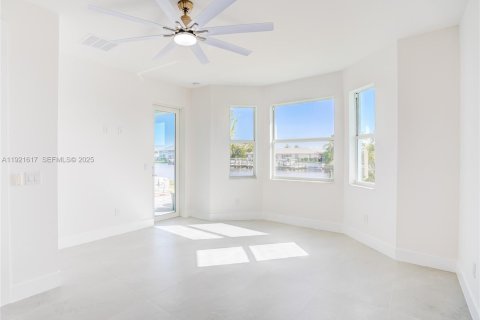 House in Cape Coral, Florida 3 bedrooms, 136.66 sq.m. № 1985874 - photo 10