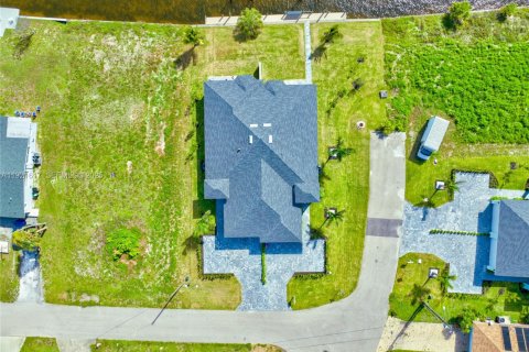 House in Cape Coral, Florida 3 bedrooms, 136.66 sq.m. № 1985874 - photo 26