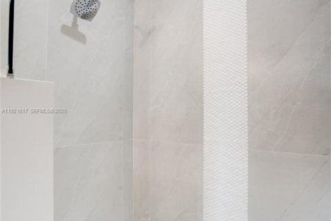 House in Cape Coral, Florida 3 bedrooms, 136.66 sq.m. № 1985874 - photo 13