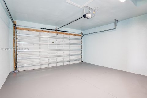 House in Cape Coral, Florida 3 bedrooms, 136.66 sq.m. № 1985874 - photo 21