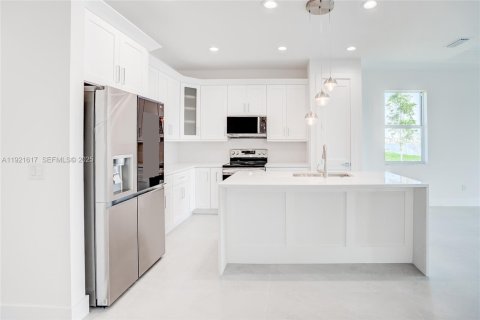 House in Cape Coral, Florida 3 bedrooms, 136.66 sq.m. № 1985874 - photo 3