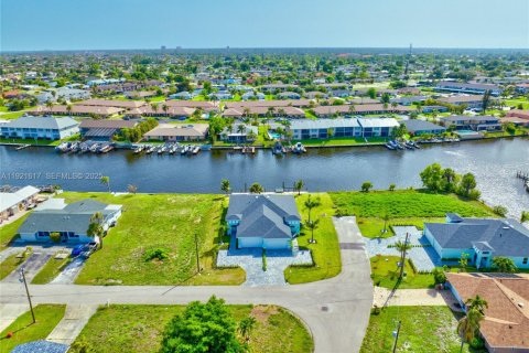 House in Cape Coral, Florida 3 bedrooms, 136.66 sq.m. № 1985874 - photo 27