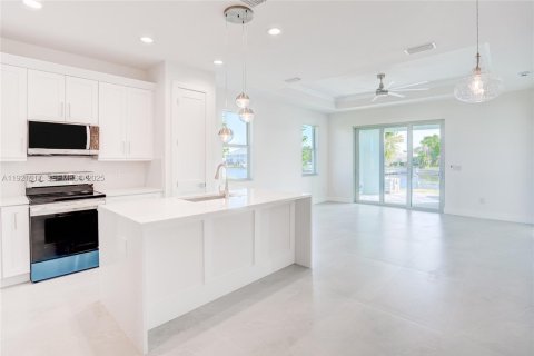 House in Cape Coral, Florida 3 bedrooms, 136.66 sq.m. № 1985874 - photo 2