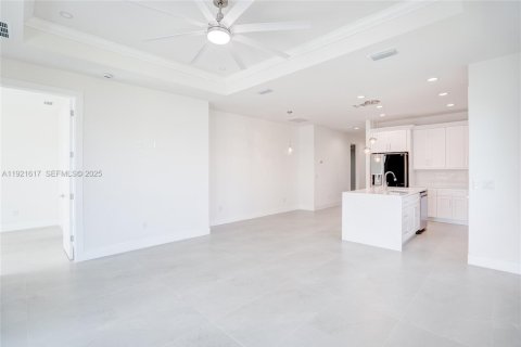 House in Cape Coral, Florida 3 bedrooms, 136.66 sq.m. № 1985874 - photo 6