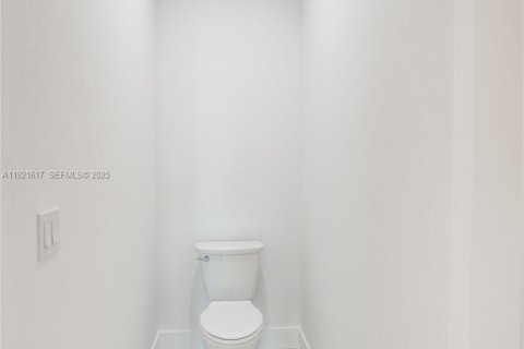 House in Cape Coral, Florida 3 bedrooms, 136.66 sq.m. № 1985874 - photo 12