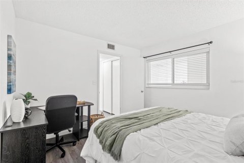 Condo in Saint Petersburg, Florida, 2 bedrooms  № 1655169 - photo 13