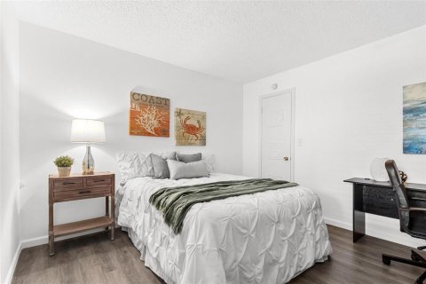Condo in Saint Petersburg, Florida, 2 bedrooms  № 1655169 - photo 12