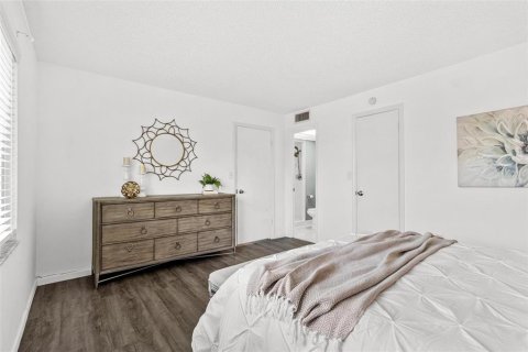 Condo in Saint Petersburg, Florida, 2 bedrooms  № 1655169 - photo 17