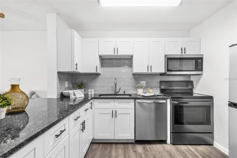 Condo in Saint Petersburg, Florida, 2 bedrooms  № 1655169 - photo 6