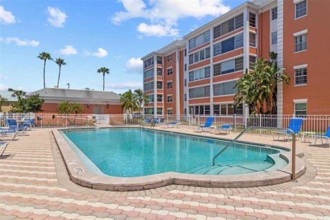 Condo in Saint Petersburg, Florida, 2 bedrooms  № 1655169 - photo 2