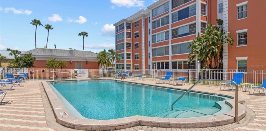 Condo in Saint Petersburg, Florida, 2 bedrooms  № 1655169