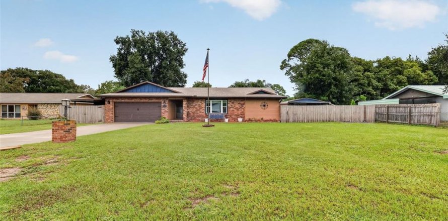 House in Leesburg, Florida 4 bedrooms, 160.44 sq.m. № 2408429