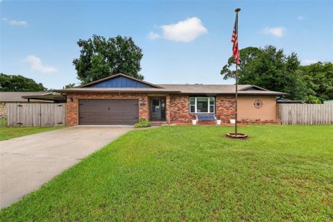 House in Leesburg, Florida 4 bedrooms, 160.44 sq.m. № 2408429 - photo 2