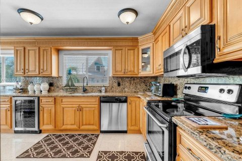 House in Key Largo, Florida 4 bedrooms, 237.27 sq.m. № 1988031 - photo 12