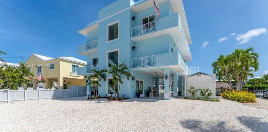 House in Key Largo, Florida 4 bedrooms, 237.27 sq.m. № 1988031