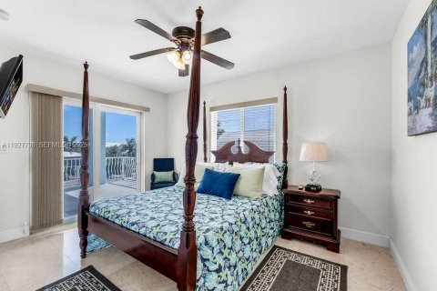 House in Key Largo, Florida 4 bedrooms, 237.27 sq.m. № 1988031 - photo 29