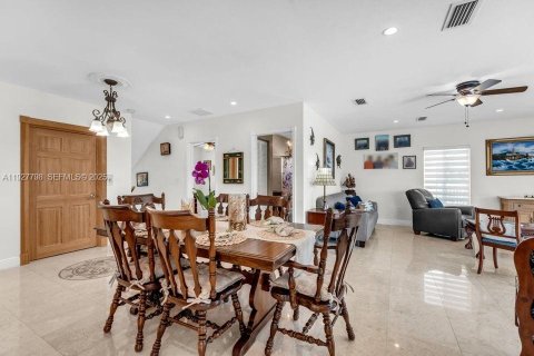 House in Key Largo, Florida 4 bedrooms, 237.27 sq.m. № 1988031 - photo 15