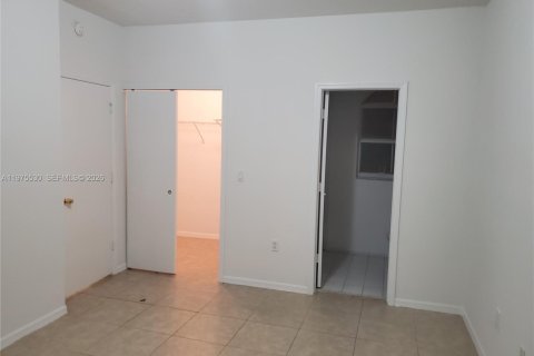 Снять в аренду таунхаус в Майами-Лейкс, Флорида 3 спальни, 125.51м2, № 2038469 - фото 7