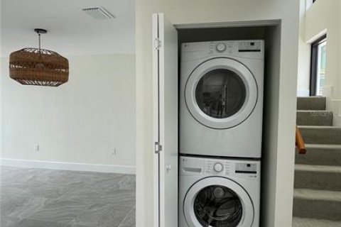 Condominio en alquiler en Sarasota, Florida, 2 dormitorios, 95.04 m2 № 1681102 - foto 17