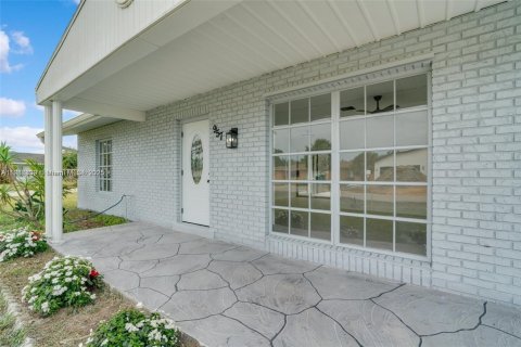 Villa ou maison à vendre à Port Charlotte, Floride: 2 chambres № 1975005 - photo 6