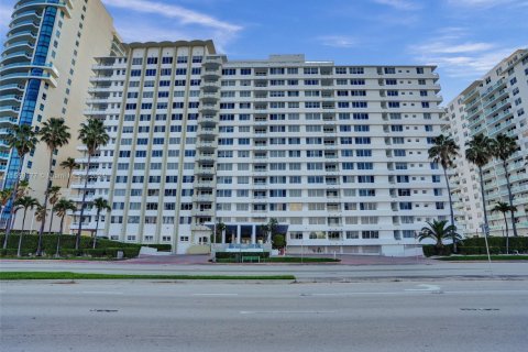 Copropriété à vendre à Miami Beach, Floride: 2 chambres, 89.56 m2 № 1865426 - photo 1