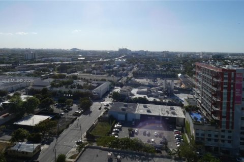 Condominio en alquiler en Miami, Florida, 1 dormitorio, 78.97 m2 № 2168520 - foto 3