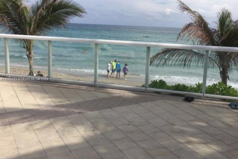 Copropriété à louer à Hallandale Beach, Floride: 2 chambres, 115.94 m2 № 1753802 - photo 10