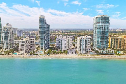 Condo in Hollywood, Florida, 1 bedroom  № 2025178 - photo 23