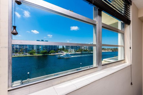 Condo in Hollywood, Florida, 1 bedroom  № 2025178 - photo 14
