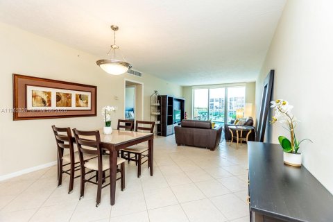 Condo in Hollywood, Florida, 1 bedroom  № 2025178 - photo 10