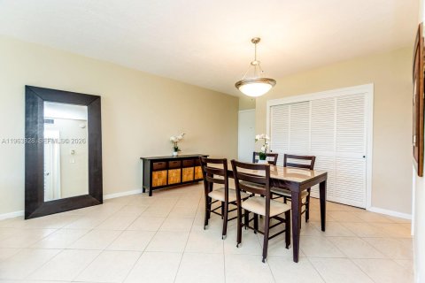 Condo in Hollywood, Florida, 1 bedroom  № 2025178 - photo 6