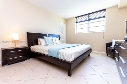 Condo in Hollywood, Florida, 1 bedroom  № 2025178 - photo 13