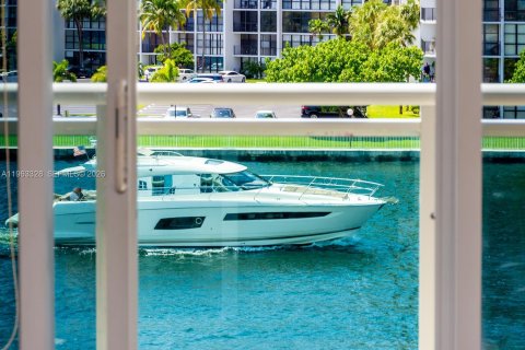 Condo in Hollywood, Florida, 1 bedroom  № 2025178 - photo 18