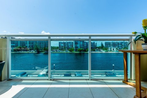 Condo in Hollywood, Florida, 1 bedroom  № 2025178 - photo 9