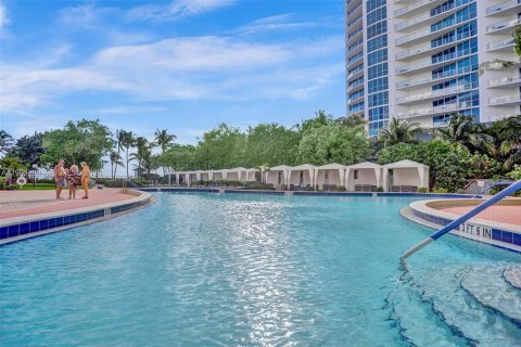 Condo in Hollywood, Florida, 1 bedroom  № 2025178 - photo 20