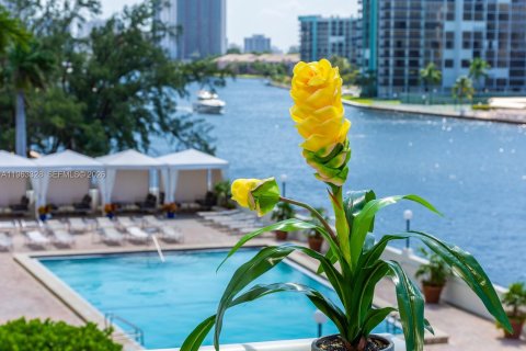 Condo in Hollywood, Florida, 1 bedroom  № 2025178 - photo 17