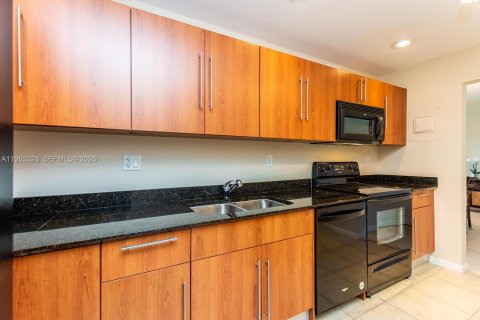 Condo in Hollywood, Florida, 1 bedroom  № 2025178 - photo 12