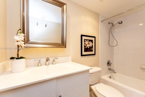 Condo in Hollywood, Florida, 1 bedroom  № 2025178 - photo 16