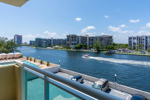 Condo in Hollywood, Florida, 1 bedroom  № 2025178 - photo 2