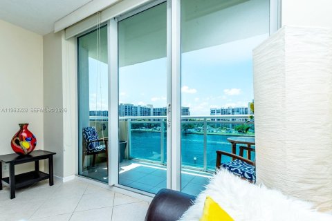 Condo in Hollywood, Florida, 1 bedroom  № 2025178 - photo 3