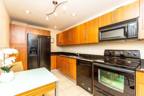 Condo in Hollywood, Florida, 1 bedroom  № 2025178 - photo 11